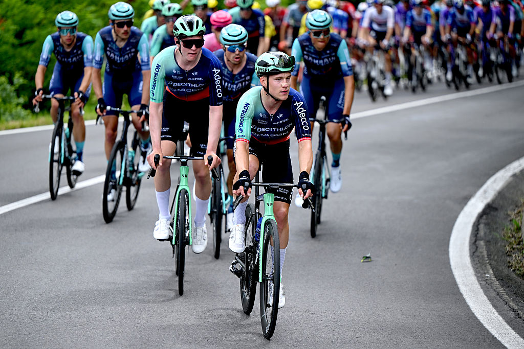 ESCALA DE CORNO ALLE, ITALIA - 17 DE MAYO: Rasmus Sojberg Pedersen de Dinamarca y el equipo Decathlon CMA CGM lideran el pelotón durante el 109.º Giro d&amp;apos;Italia 2026, etapa 9, una etapa de 184 km desde Cervia hasta Corno alle Escala 1469 m / #UCIWT / el 17 de mayo de 2026 en Corno alle Scale, Italia. (Foto de Dario Belingheri/Getty Images)