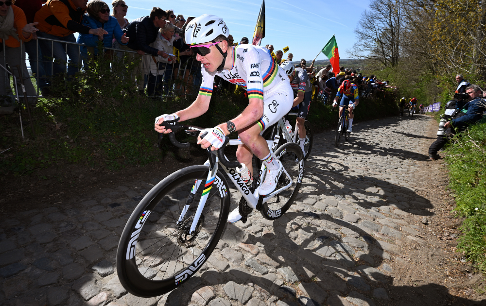 Tadej Pogacar de Eslovenia y el equipo UAE Team Emirates - XRG compite en el grupo de persecución pasando por el sector de adoquines de Koppenberg durante la 109.ª Ronda van Vlaanderen - Tour des Flandres 2025 - Elite masculina, una carrera de un día de 269 km desde Brujas a Oudenaarde / #UCIWT / el 6 de abril de 2025 en Oudenaarde, Bélgica.