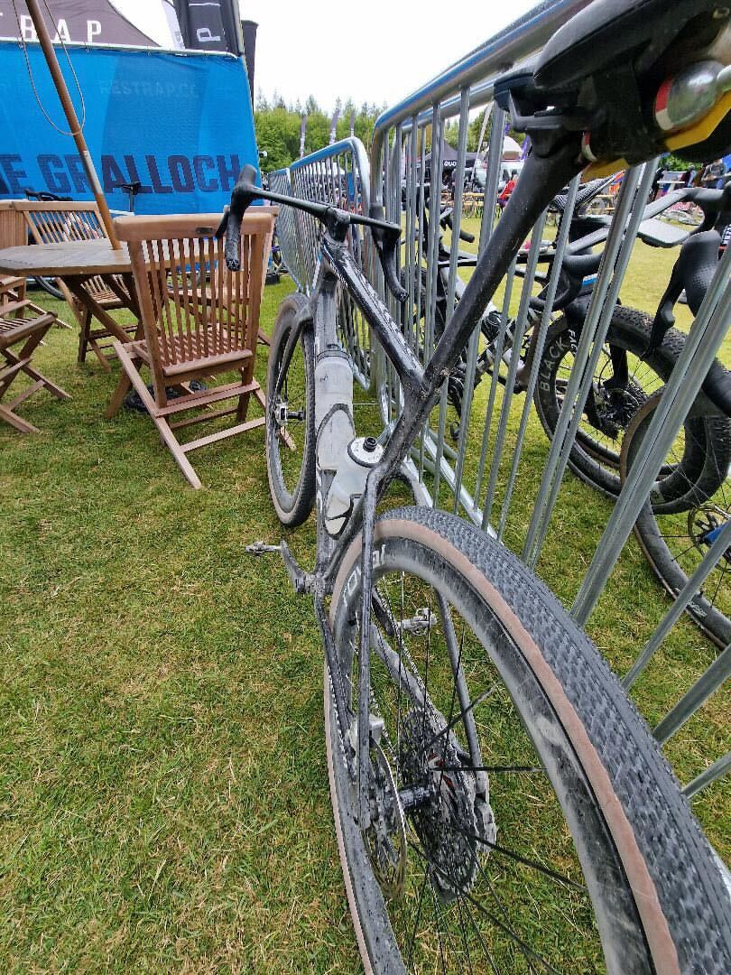 Una bicicleta de gravel Specialized S-Works en blanco y negro en la carrera de gravel de Gralloch