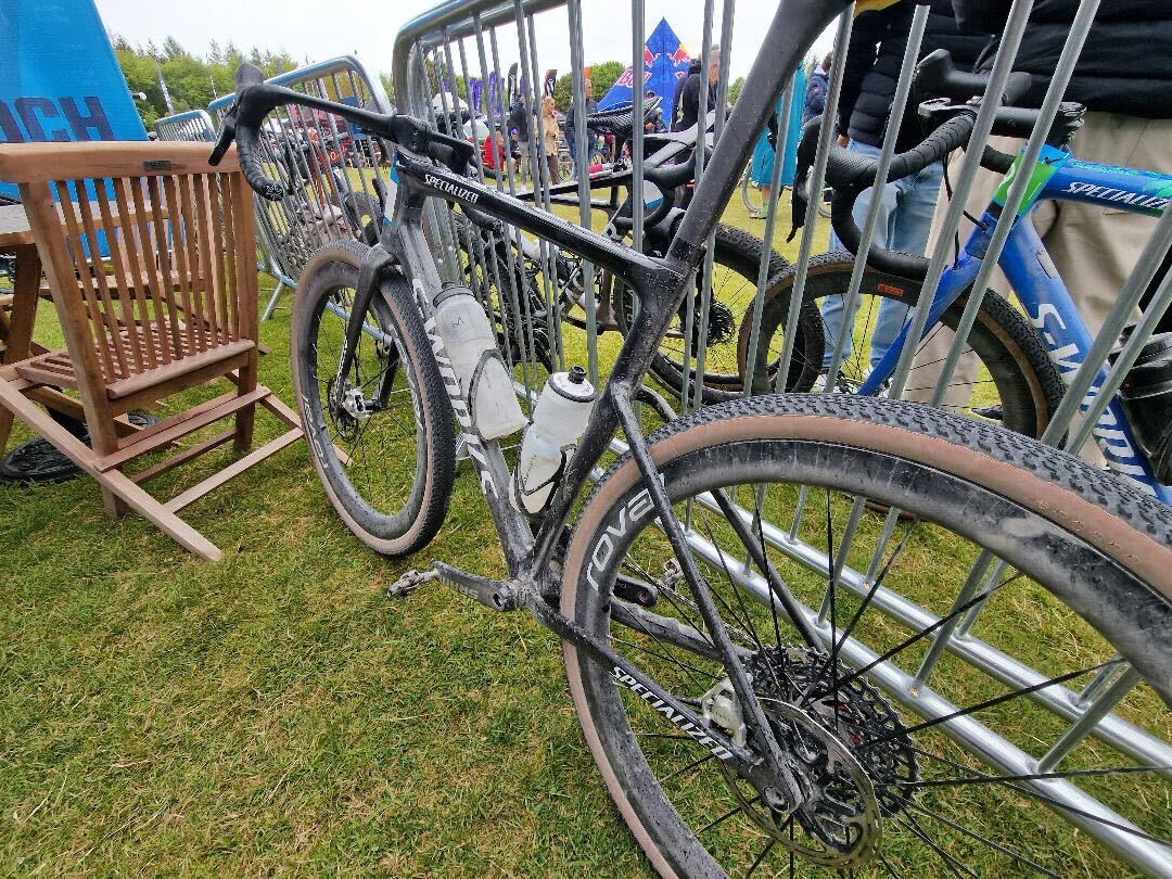 Una bicicleta de gravel Specialized S-Works en blanco y negro en la carrera de gravel de Gralloch