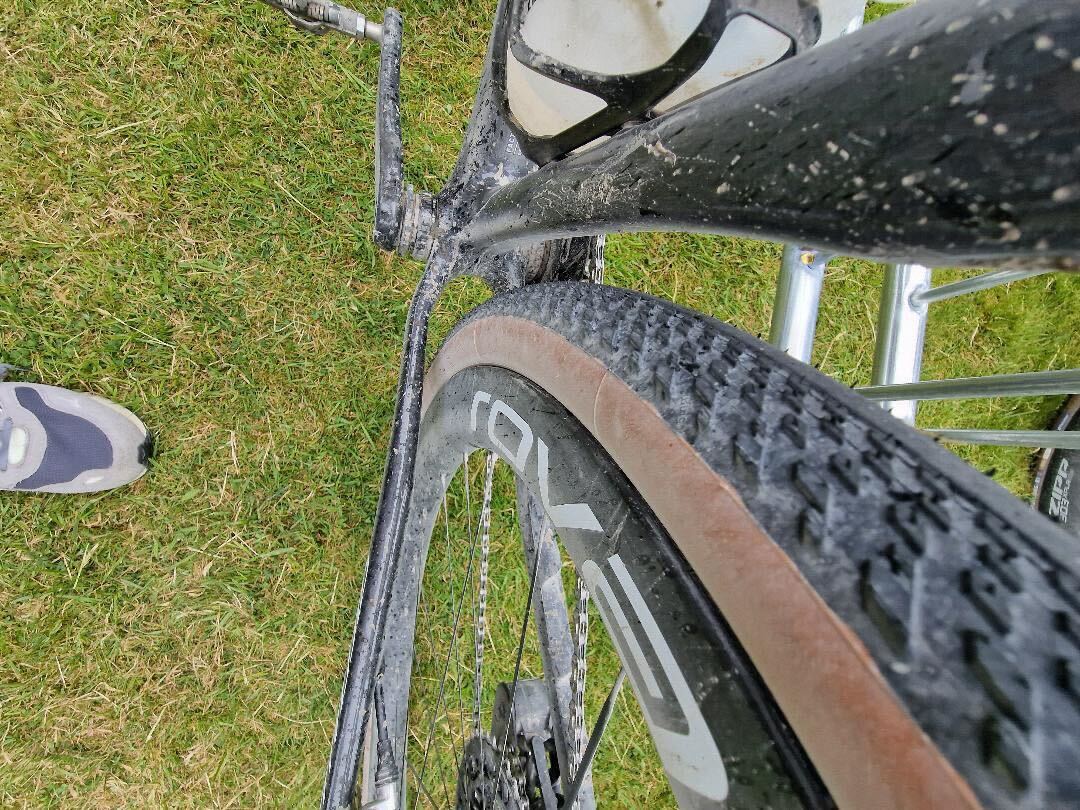 Una bicicleta de gravel Specialized S-Works en blanco y negro en la carrera de gravel de Gralloch