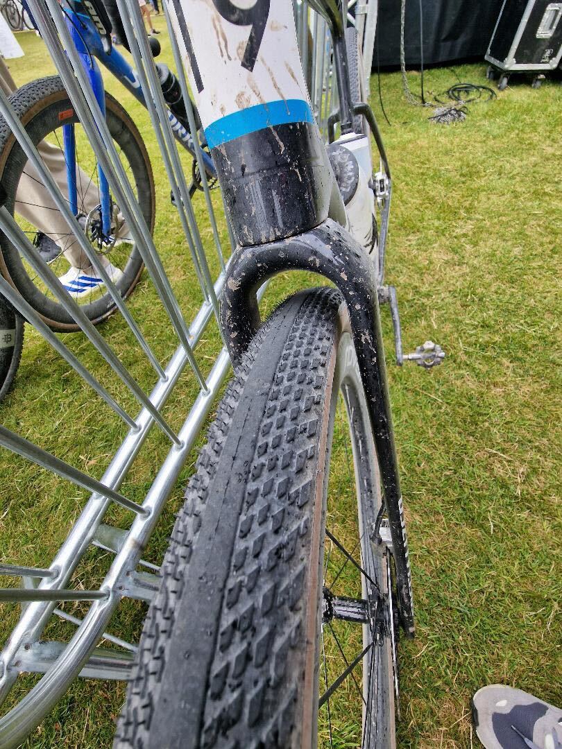 Una bicicleta de gravel Specialized S-Works en blanco y negro en la carrera de gravel de Gralloch