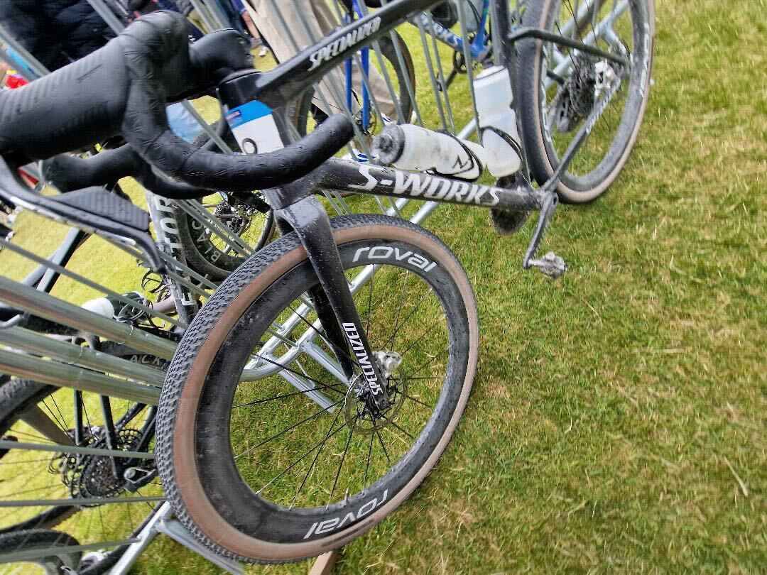 Una bicicleta de gravel Specialized S-Works en blanco y negro en la carrera de gravel de Gralloch