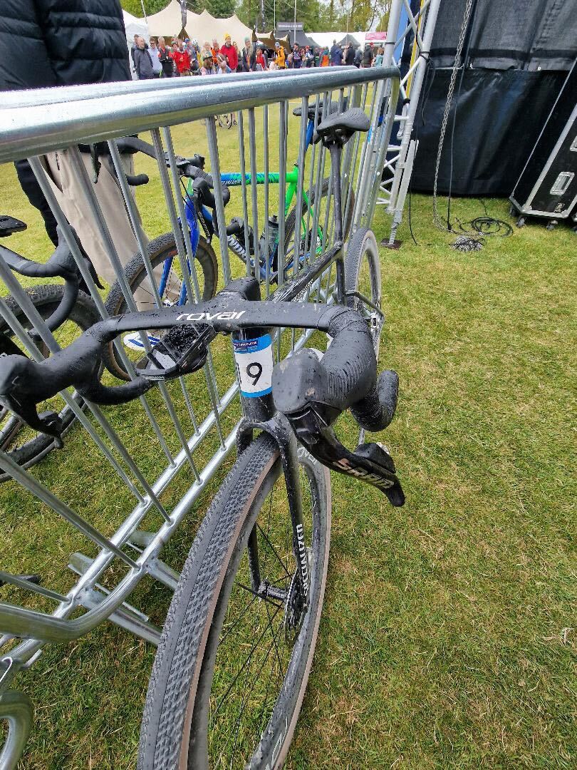 Una bicicleta de gravel Specialized S-Works en blanco y negro en la carrera de gravel de Gralloch