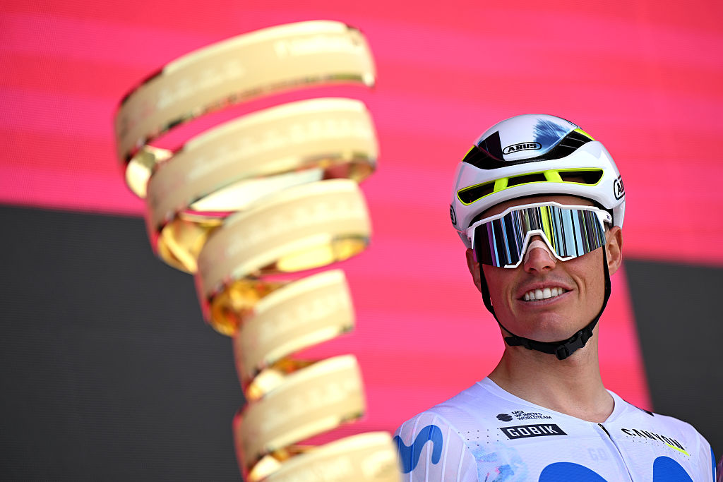 Vingegaard gana la etapa 9 vistiendo el maillot azul de las montañas