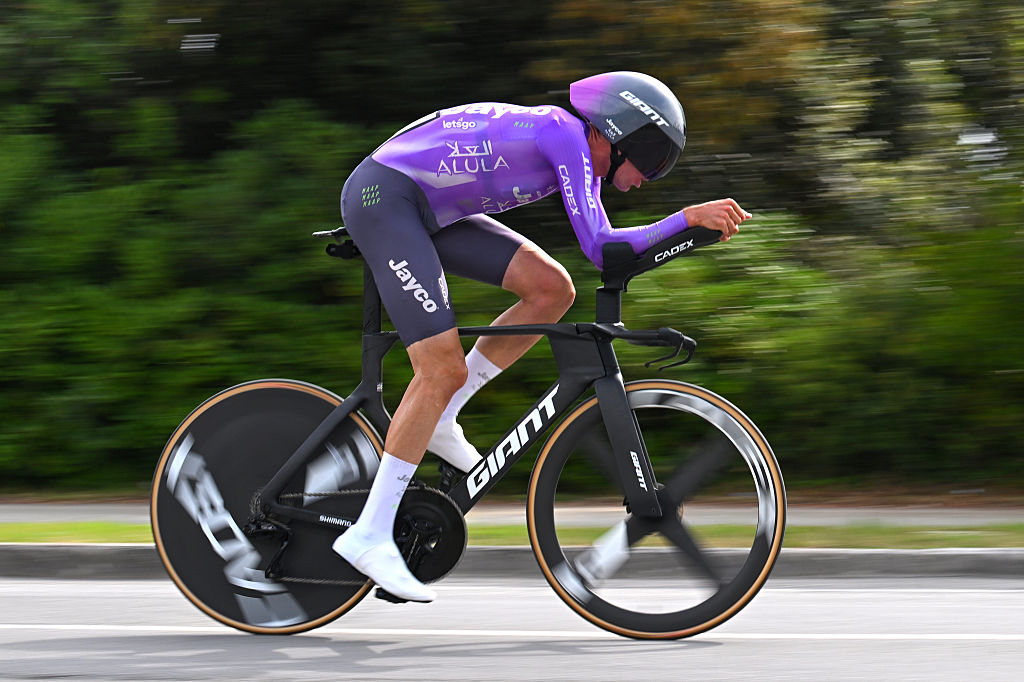 MASSA, ITALIA - 19 DE MAYO: Ben O'Connor de Australia y el equipo Jayco AlUla compite durante el 109.º Giro d'Italia 2026, etapa 10, una etapa de contrarreloj individual de 42 km desde Viareggio a Massa / #UCIWT / el 19 de mayo de 2026 en Massa, Italia. (Foto de Tim de Waele/Getty Images)