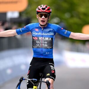 Vingegaard wins stage 9 wearing the blue mountains jersey