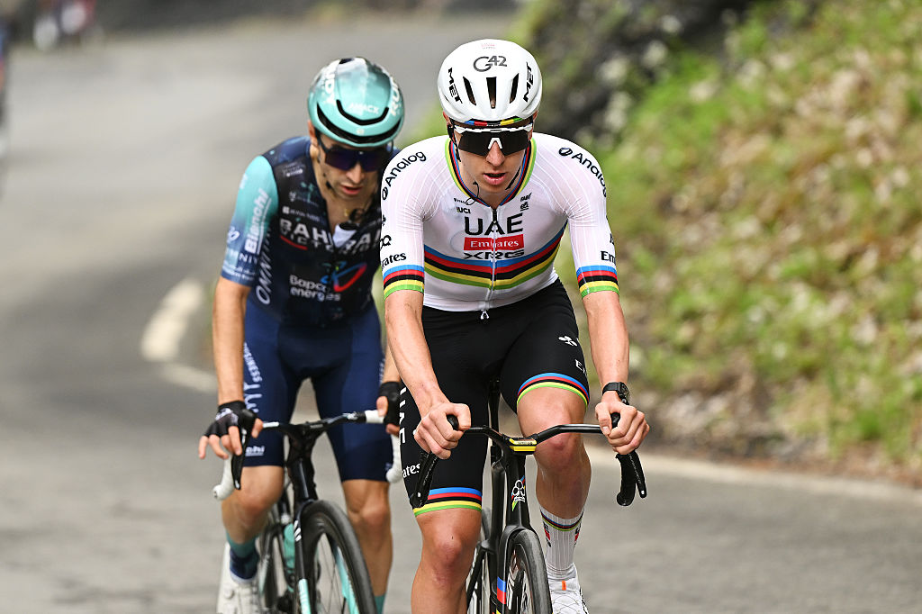 MARTIGNY, SUIZA - 29 DE ABRIL: Tadej Pogacar de Eslovenia y UAE Team Emirates - XRG compite en la escapada durante el 79.o Tour de Romandie 2026, Etapa 2, una etapa de 171,2 km de Martigny a Martigny el 29 de abril de 2026 en Martigny, Suiza. (Foto de Dario Belingheri/Getty Images)