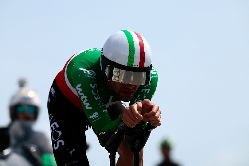 El ciclista italiano de INEOS Grenadiers Filippo Ganna compite durante la décima etapa del Giro d'Italia 2026 - carrera ciclista Tour de Italia, 42 km contrarreloj individual entre Viareggio y Massa el 19 de mayo de 2026. (Foto de Luca Bettini / AFP)