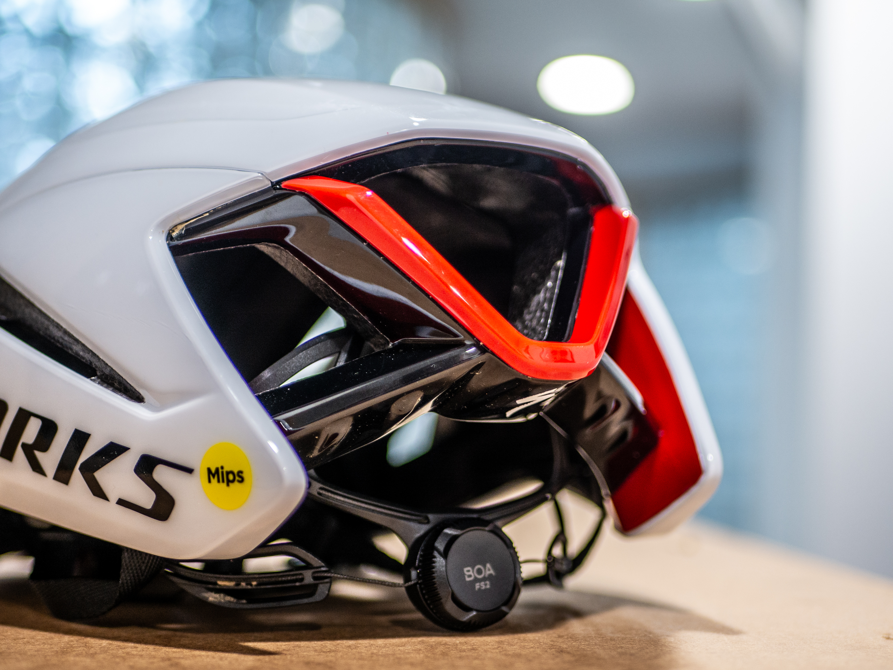 Una foto detallada del casco Specialized Evade 4