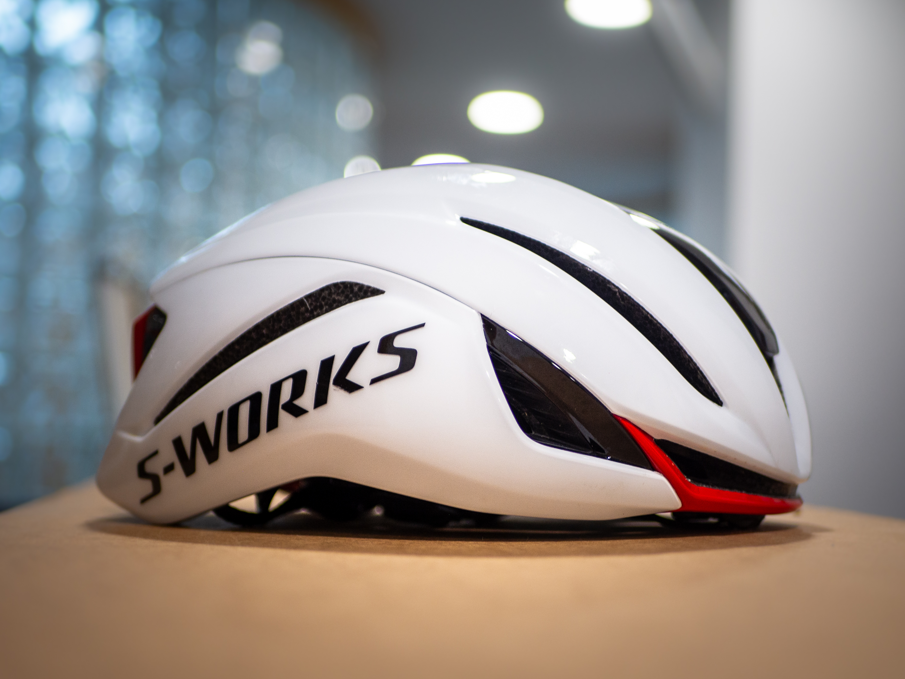 Una foto detallada del casco Specialized Evade 4