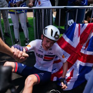 El campeón mundial junior Harry Hudson sufre una fractura de columna después de una colisión "bastante aterradora" con una motocicleta durante un descenso de entrenamiento