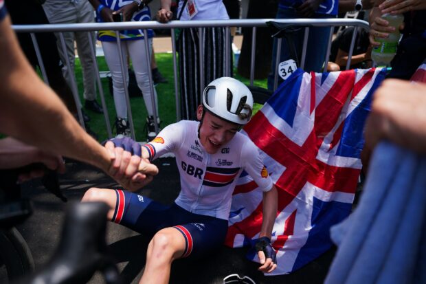 El campeón mundial junior Harry Hudson sufre una fractura de columna después de una colisión "bastante aterradora" con una motocicleta durante un descenso de entrenamiento
