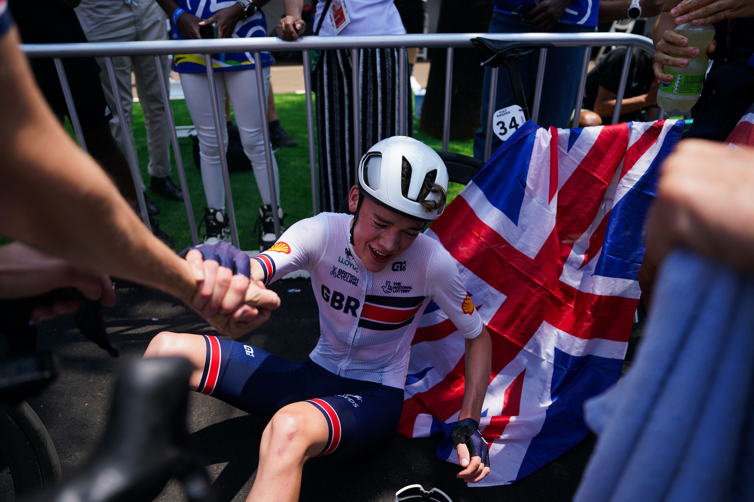 El campeón mundial junior Harry Hudson sufre una fractura de columna después de una colisión "bastante aterradora" con una motocicleta durante un descenso de entrenamiento