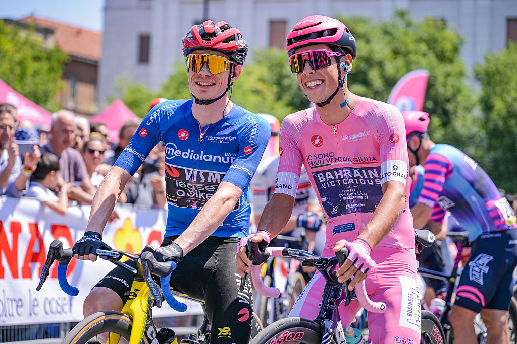 Jonas Vingegaard del equipo Visma con la Maglia Azzurra y Afonso Eulalio de Baréin Victorius con la Maglia Rosa en la línea de salida durante la etapa 13, Alessandria-Verbania, del Giro d'Italia 2026 en Alessandria, Italia, el 22 de mayo de 2026. (Foto de Andrea Amato/NurPhoto vía Getty Images)