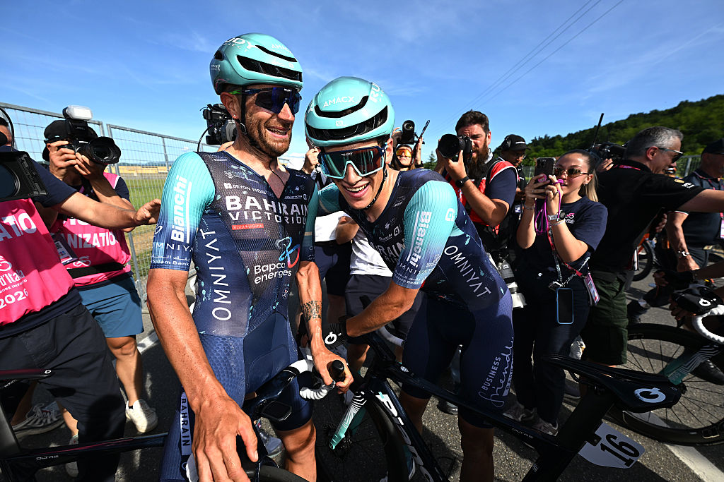 Damiano Caruso de Italia y el ganador de etapa Alec Segaert de Bélgica y el equipo de Bahréin - Victorious reaccionan después del 109.° Giro de Italia 2026, etapa 12, una etapa de 175 km desde Imperia a Novi Ligure