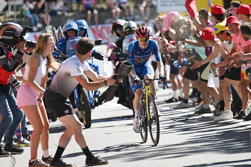 PILA - GRESSAN, ITALIA - 23 DE MAYO: El ganador de la etapa Jonas Vingegaard de Dinamarca y el equipo Visma | Arrendamiento de una bicicleta: Blue Mountain Jersey ataca en la escapada mientras los fanáticos animan durante el 109.° Giro d'Italia 2026, etapa 14, una etapa de 133 km desde Aosta a Pila - Gressan 1789 m / #UCIWT / el 23 de mayo de 2026 en Pila - Gressan, Italia. (Foto de Tim de Waele/Getty Images)