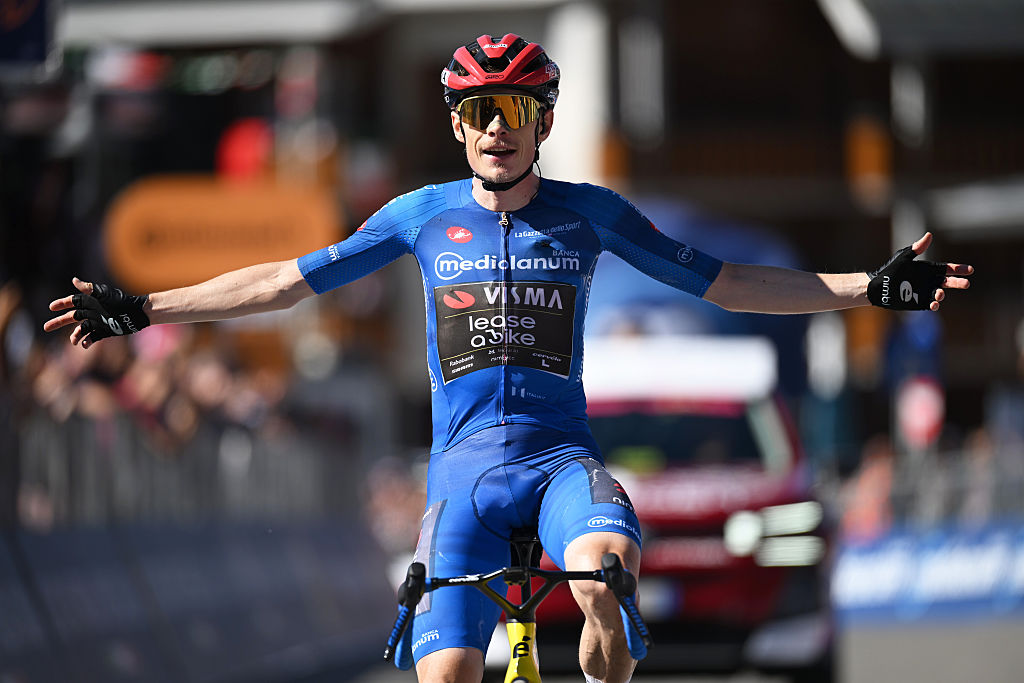 PILA - GRESSAN, ITALIA - 23 DE MAYO: Jonas Vingegaard de Dinamarca y el equipo Visma | Lease a Bike - Blue Mountain Jersey celebra en la línea de meta como ganador de etapa durante el 109.º Giro d'Italia 2026, etapa 14, una etapa de 133 km desde Aosta a Pila - Gressan 1789m / #UCIWT / el 23 de mayo de 2026 en Pila - Gressan, Italia. (Foto de Dario Belingheri/Getty Images)