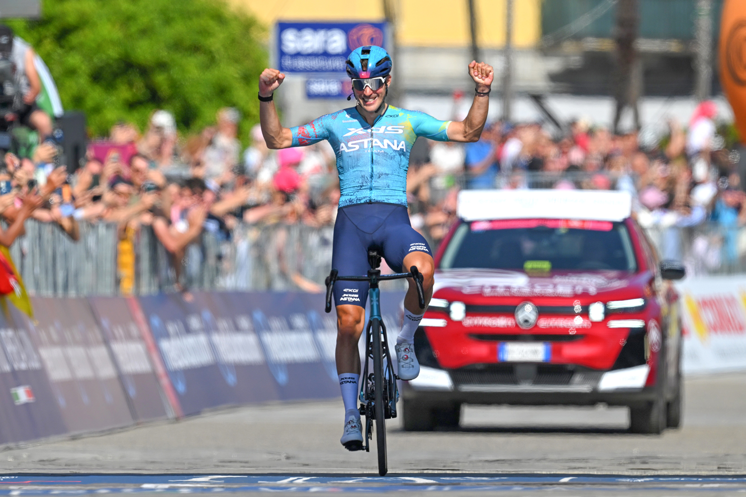 VERBANIA, ITALIA - 22 DE MAYO: Alberto Bettiol de Italia y el equipo XDS Astana celebra en la línea de meta como ganador de etapa durante el 109.° Giro d'Italia 2026, etapa 13, una etapa de 189 km desde Alessandria a Verbania / #UCIWT / el 22 de mayo de 2026 en Verbania, Italia. (Foto de Tim de Waele/Getty Images)