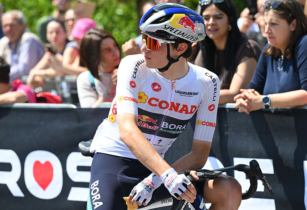 Giulio Pellizzari de Italia y el equipo Red Bull - BORA - hansgrohe al inicio de la Etapa 11, una etapa de 195 km desde Porcari a Chiavari / (Foto de Dario Belingheri/Getty Image)