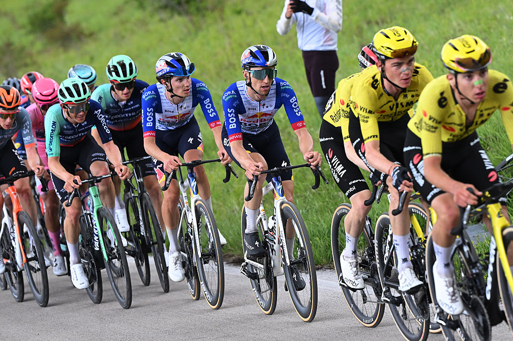 BLOCKHAUS, ITALIA - 15 DE MAYO: (LR) Giulio Pellizzari de Italia y Jai Hindley de Australia y el equipo Red Bull - BORA - hansgrohe compiten durante el 109º Giro d&amp;apos;Italia 2026, etapa 7, una etapa de 244 km desde Formia hasta Blockhaus 1658m / #UCIWT / el 15 de mayo de 2026 en Blockhaus, Italia. (Foto de Dario Belingheri/Getty Images)