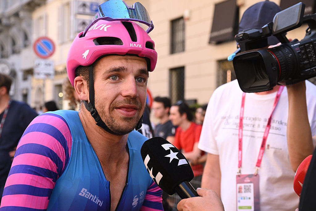 MILÁN, ITALIA - 24 DE MAYO: Dylan Groenewegen de Holanda y el equipo Unibet Rose Rockets se reúnen con la prensa después del 109º Giro d'Italia 2026, etapa 15, una etapa de 157 km desde Voghera a Milán / #UCIWT / el 24 de mayo de 2026 en Milán, Italia. (Foto de Dario Belingheri/Getty Images)