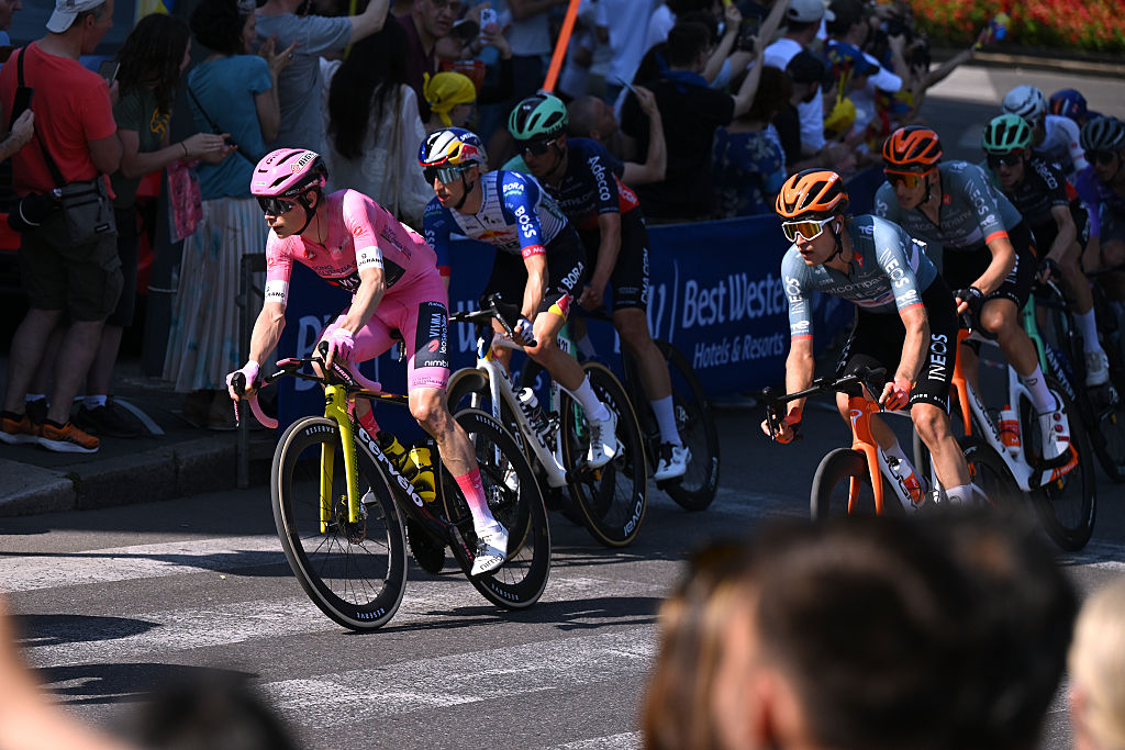 MILÁN, ITALIA - 24 DE MAYO: Jonas Vingegaard de Dinamarca y el equipo Visma | Lease a Bike - Pink Leader Jersey compite durante el 109.º Giro d'Italia 2026, etapa 15, una etapa de 157 km desde Voghera a Milán / #UCIWT / el 24 de mayo de 2026 en Milán, Italia. (Foto de Dario Belingheri/Getty Images)