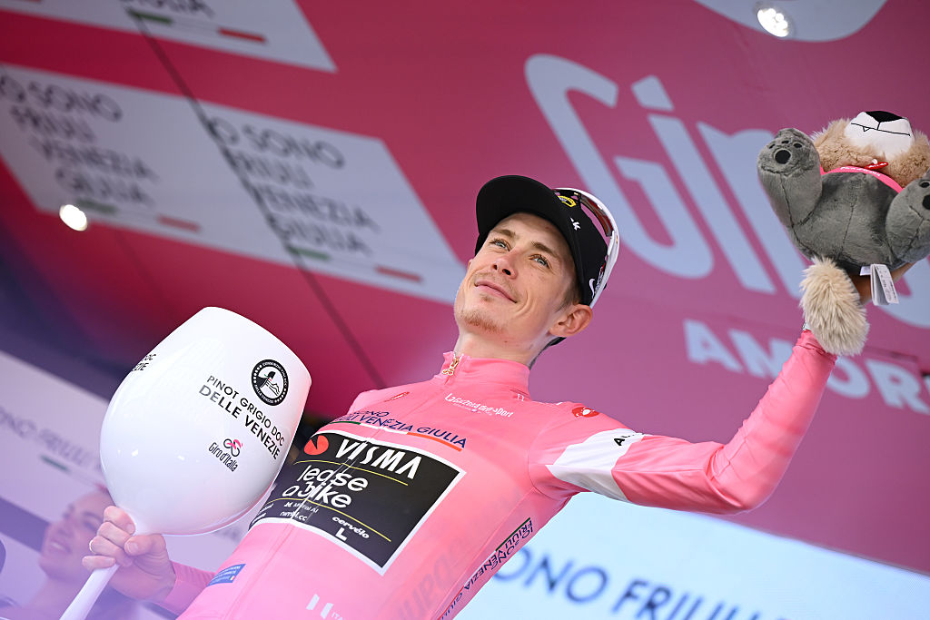 MILÁN, ITALIA - 24 DE MAYO: Jonas Vingegaard de Dinamarca y el equipo Visma | Lease a Bike celebra en el podio como ganador de la camiseta Pink Leader durante el 109.º Giro d'Italia 2026, etapa 15, una etapa de 157 km desde Voghera a Milán / #UCIWT / el 24 de mayo de 2026 en Milán, Italia. (Foto de Dario Belingheri/Getty Images)