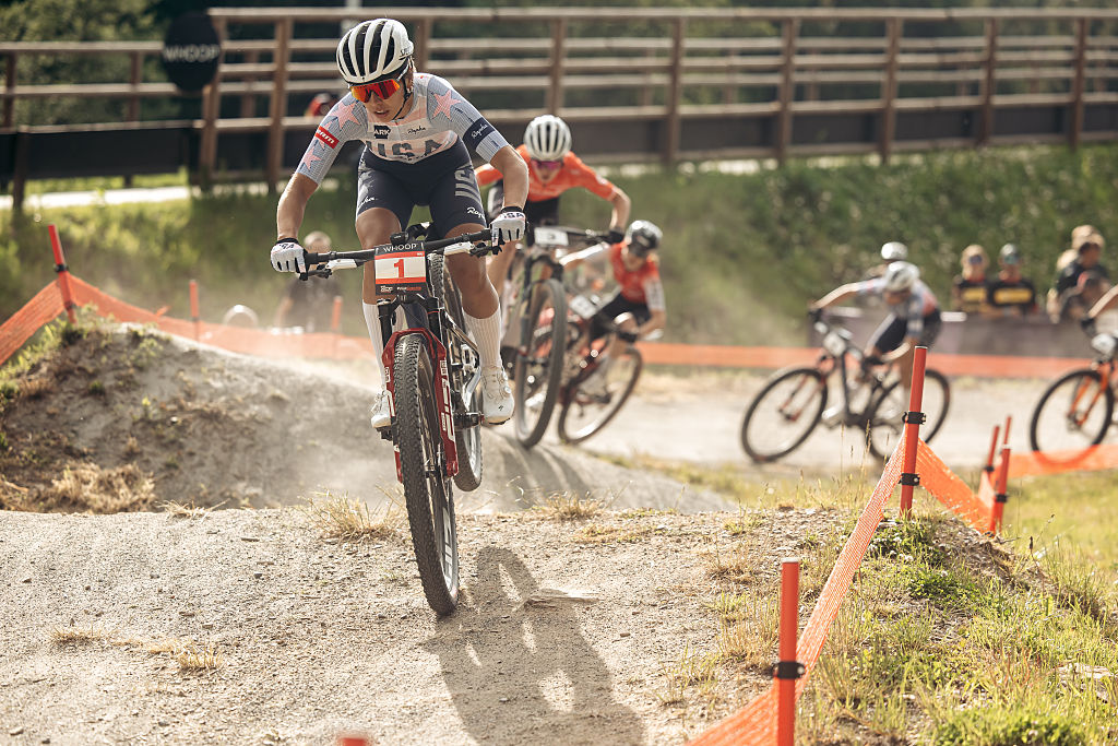 NOVE MESTO, REPÚBLICA CHECA - 22 DE MAYO: Makena Kellerman de Estados Unidos compite en el Campeonato Mundial de Mountain Bike UCI Cross Country XCC Women U23 el 22 de mayo de 2026 en NOVE MESTO, República Checa. (Foto de Piotr Staron/Getty Images)