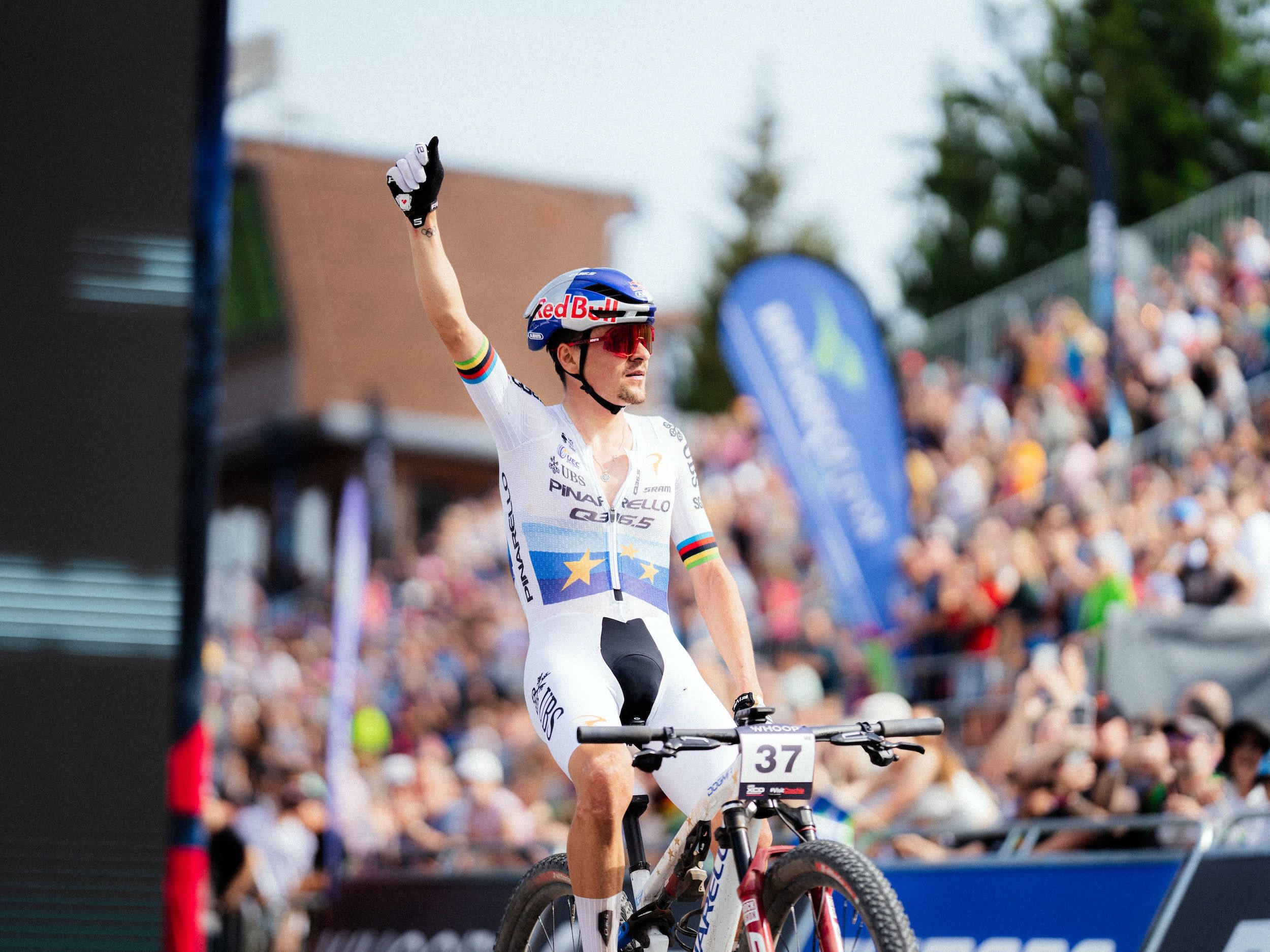 Choca esos cinco con Tom Pidcock: el británico logra su quinta victoria en otras tantas largadas en la ronda de la Copa del Mundo XC de Nové Město