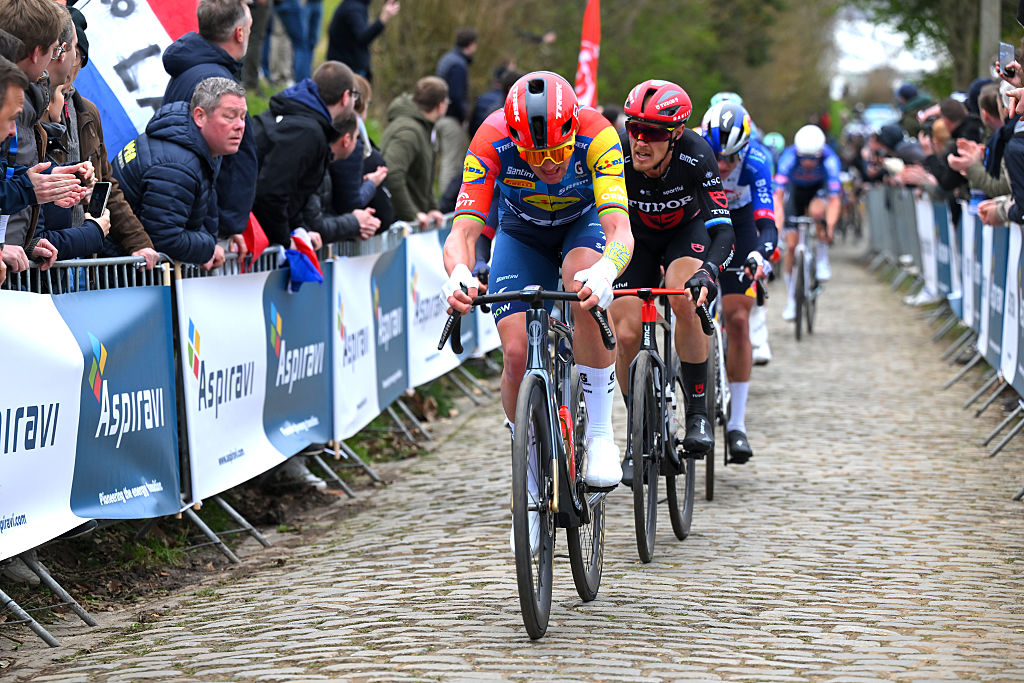Mads Pedersen (Lidl-Trek) persiguiendo en el Oude Kwaremont