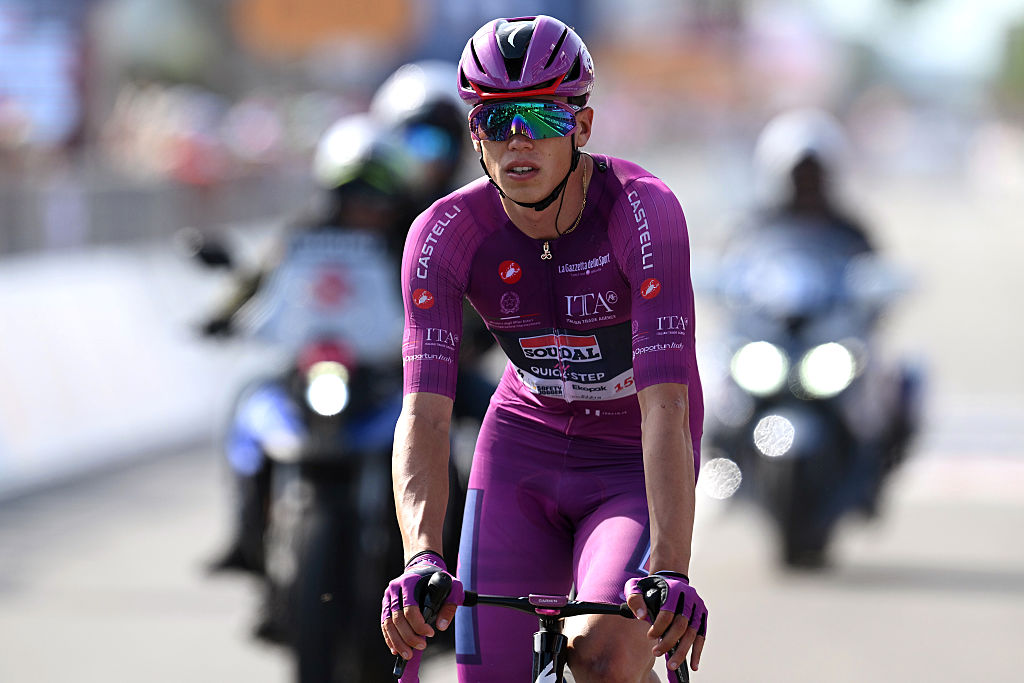 NOVI LIGURE, ITALIA - 21 DE MAYO: Paul Magnier de Francia y el equipo Soudal Quick-Step - Purple Points Jersey cruzan la línea de meta durante el 109.º Giro d'Italia 2026, etapa 12, una etapa de 175 km desde Imperia a Novi Ligure / #UCIWT / el 21 de mayo de 2026 en Novi Ligure, Italia. (Foto de Dario Belingheri/Getty Images)