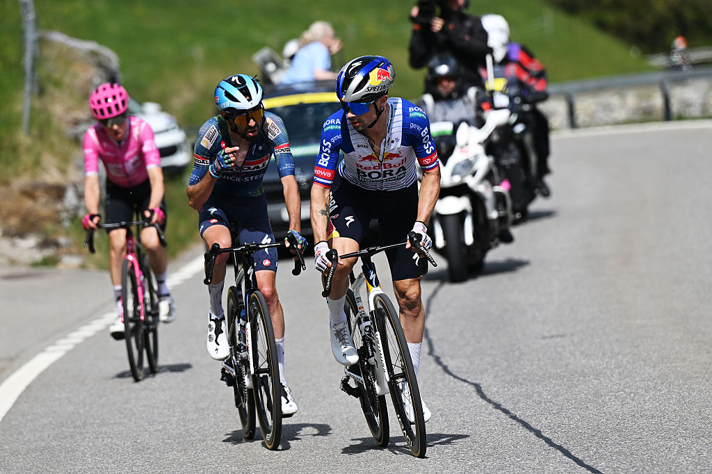 CHARMEY, SUIZA - 2 DE MAYO: (LR) Valentin Paret-Peintre de Francia y el equipo Soudal Quick-Step y Primoz Roglic de Eslovenia y el equipo Red Bull - BORA - hansgrohe compiten en la escapada durante el 79.o Tour de Romandía 2026, etapa 4, una etapa de 149,6 km desde Broc a Charmey / #UCIWT / el 2 de mayo de 2026 en Charmey, Suiza. (Foto de Dario Belingheri/Getty Images)