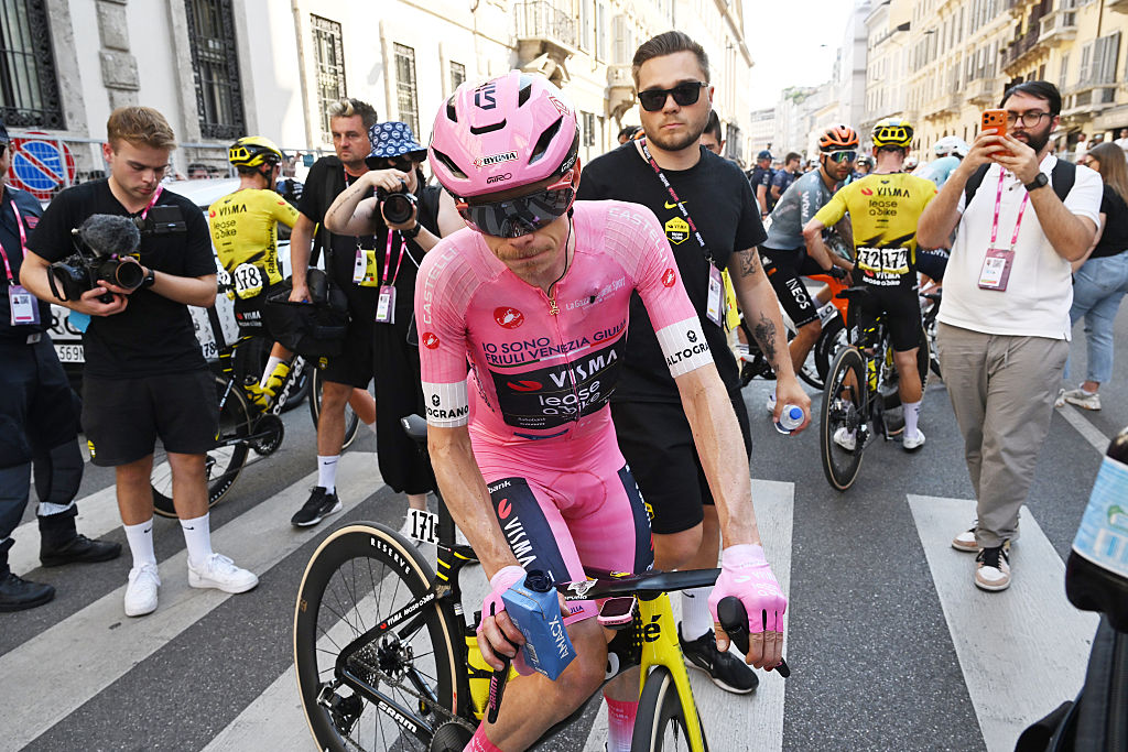Jonas Vingegaard de Dinamarca y el equipo Visma | Lease a Bike - El maillot rosa de líder reacciona tras el 109.º Giro de Italia 2026