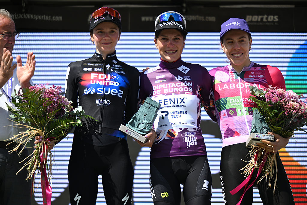 Vuelta a Burgos Féminas 2026: el podio final de la carrera: LR, Évita Muzic (FDJ United-Suez), Yara Kastelijn (Fenix-Premier Tech), Usoa Ostolaza (Laboral Kutxa-Fundación Euskadi).
