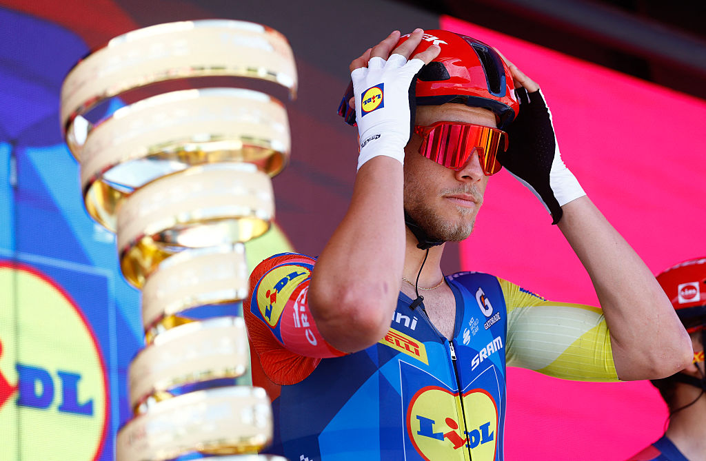 Lidl - El ciclista italiano Jonathan Milan observa durante la presentación de los equipos antes de la tercera etapa del Giro d'Italia 2026 - carrera ciclista Tour de Italia entre Plovdiv y Sofía, Bulgaria, el 10 de mayo de 2026. (Foto de Luca Bettini / AFP)