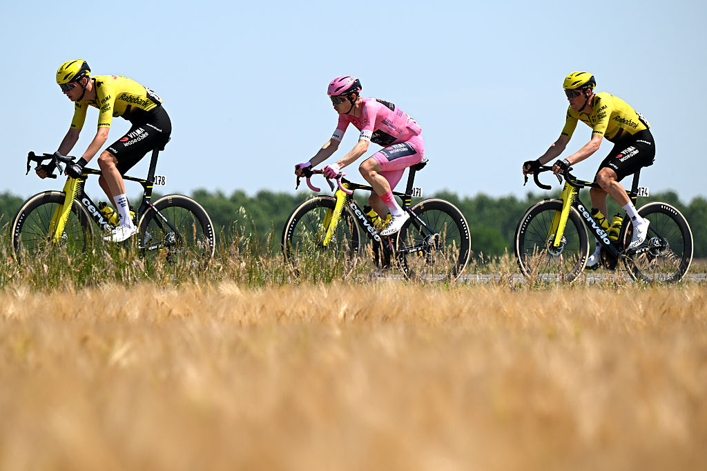 Tim Rex de Bélgica, Jonas Vingegaard de Dinamarca - Camiseta rosa de líder y Timo Kielich de Bélgica y Team Visma | Alquilar una bicicleta