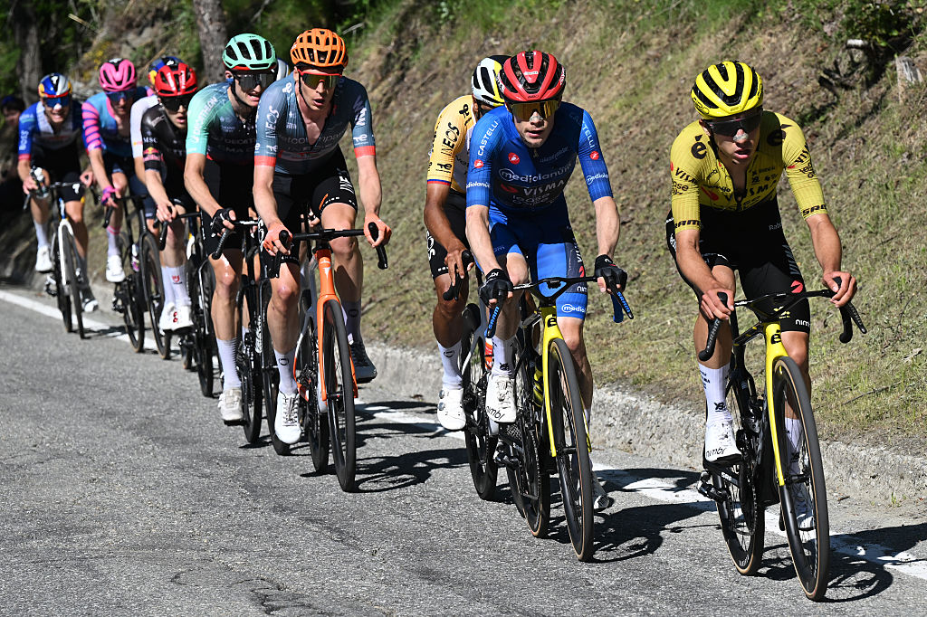 PILA - GRESSAN, ITALIA - 23 DE MAYO: (LR) Felix Gall de Austria y el equipo Decathlon CMA CGM, Thymen Arensman de Holanda, Egan Bernal de Colombia y el equipo ciclista Netcompany INEOS, Jonas Vingegaard de Dinamarca - Blue Mountain Jersey y Davide Piganzoli de Italia y el equipo Visma | Lease a Bike compite en la escapada durante el 109º Giro d&amp;apos;Italia 2026, etapa 14, una etapa de 133 km desde Aosta a Pila - Gressan 1789m / #UCIWT / el 23 de mayo de 2026 en Pila - Gressan, Italia. (Foto de Tim de Waele/Getty Images)