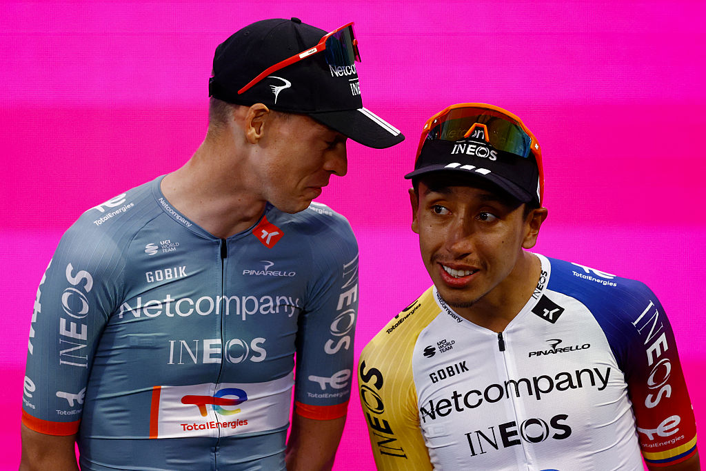 El ciclista colombiano de INEOS Grenadiers Egan Bernal y el ciclista holandés de INEOS Grenadiers Thymen Arensman (i) asisten a la presentación del equipo en Burgas, el 6 de mayo de 2026, dos días antes de la salida de la carrera ciclista Giro d'Italia 2026 - Tour de Italia. El Giro de Italia 2026 partirá de Burgas, Bulgaria, el 8 de mayo de 2026 y terminará en Roma el 31 de mayo de 2026. (Foto de Luca Bettini / AFP)