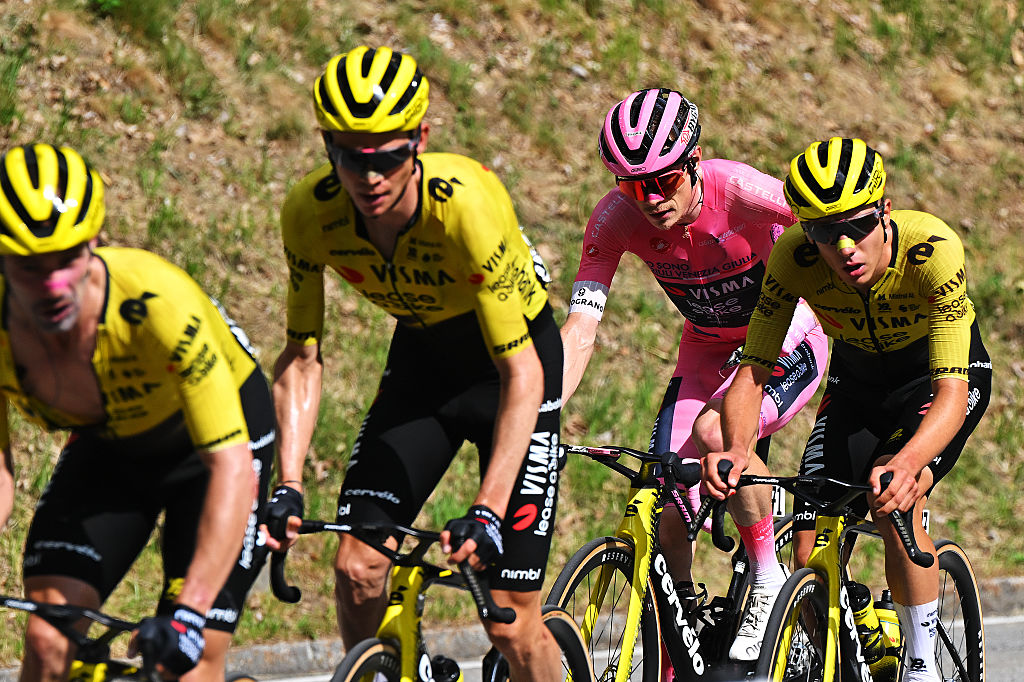 Jonas Vingegaard rodeado de sus compañeros de equipo de Visma-Lease a Bike