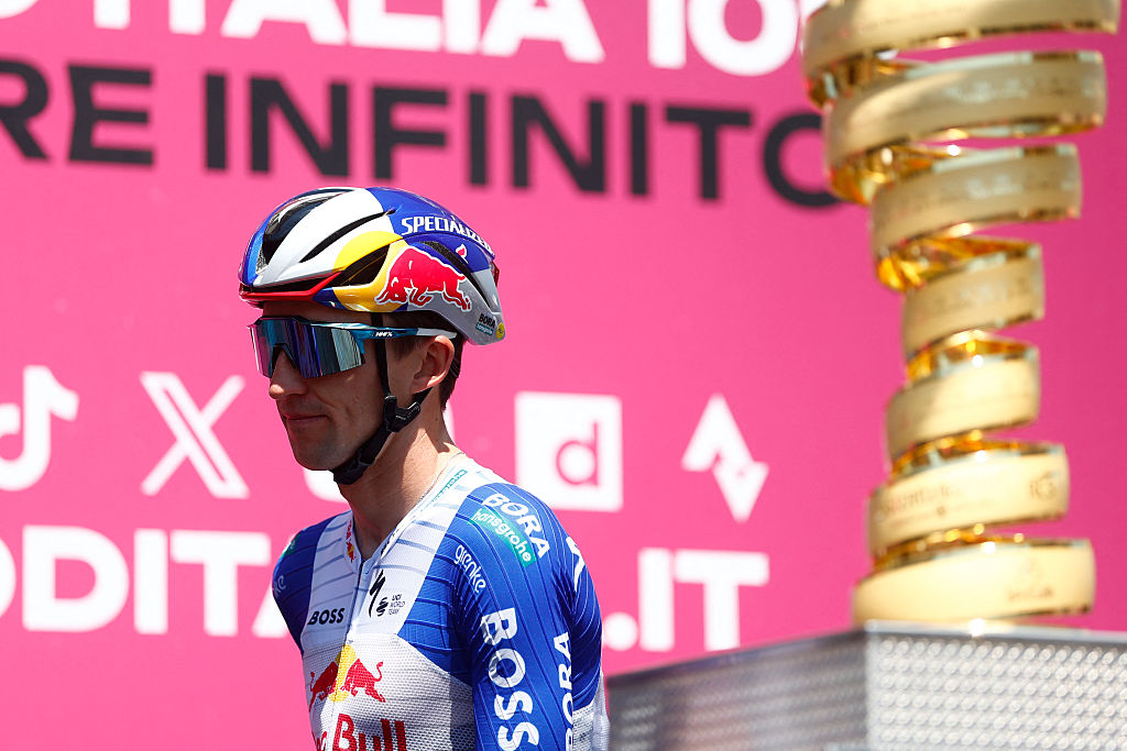 Red Bull - BORA - El ciclista australiano de hansgrohe Jai Hindley pasa junto al trofeo en el escenario antes de la 15ª etapa del Giro d'Italia 2026 - carrera ciclista Tour de Italia entre Voghera y Milán, Italia, el 24 de mayo de 2026. (Foto de Luca Bettini / AFP)