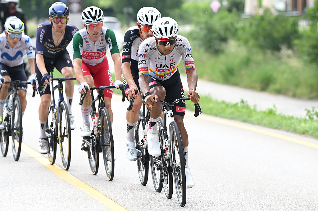 ANDALO, ITALIA - 27 DE MAYO: Jhonatan Narváez de Ecuador y UAE Team Emirates - XRG compite en el grupo de persecución durante el 109.° Giro d'Italia 2026, Etapa 17, una etapa de 202 km desde Cassano d'Adda hasta Andalo 1012m / #UCIWT / el 27 de mayo de 2026 en Andalo Valtellino, Italia. (Foto de Dario Belingheri/Getty Images)