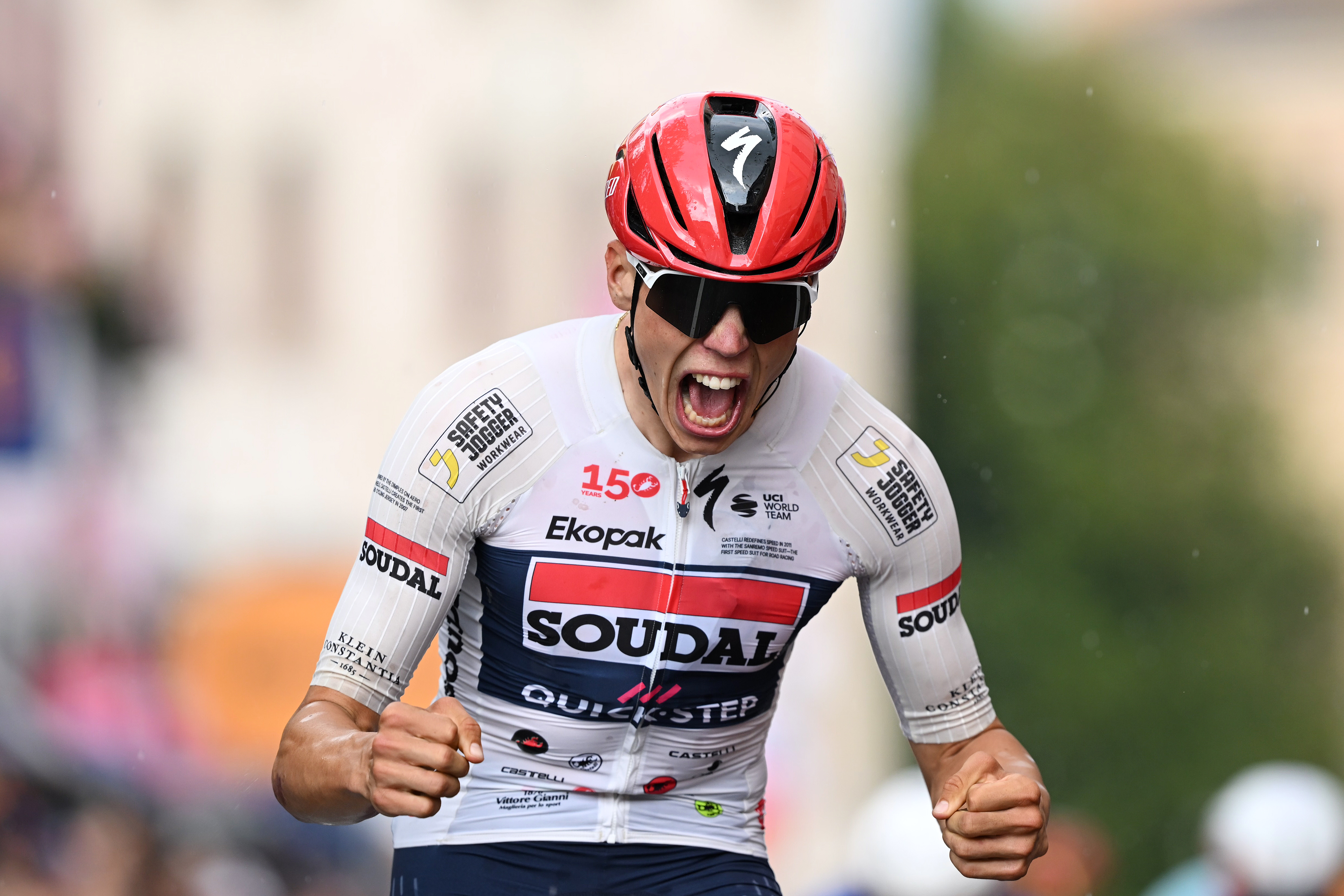 PIEVE DI SOLIGO, ITALIA - 28 DE MAYO: Paul Magnier de Francia y el equipo Soudal Quick-Step celebran en la línea de meta como ganadores de etapa durante el 109.° Giro de Italia 2026, etapa 18, una etapa de 171 km desde Fai della Paganella hasta Pieve di Soligo / #UCIWT / el 28 de mayo de 2026 en Pieve di Soligo, Italia. (Foto de Dario Belingheri/Getty Images)
