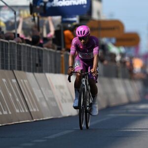 Jhonatan Narvaez finishes stage 15 alone in the maglia ciclamino