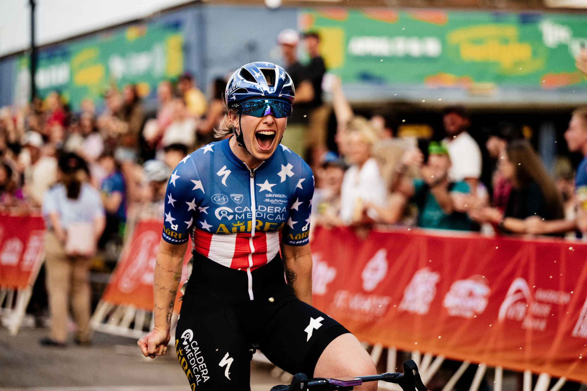 Kendall Ryan reacciona al ganar su segundo Atenas Twilight Criterium, esta vez en 2026