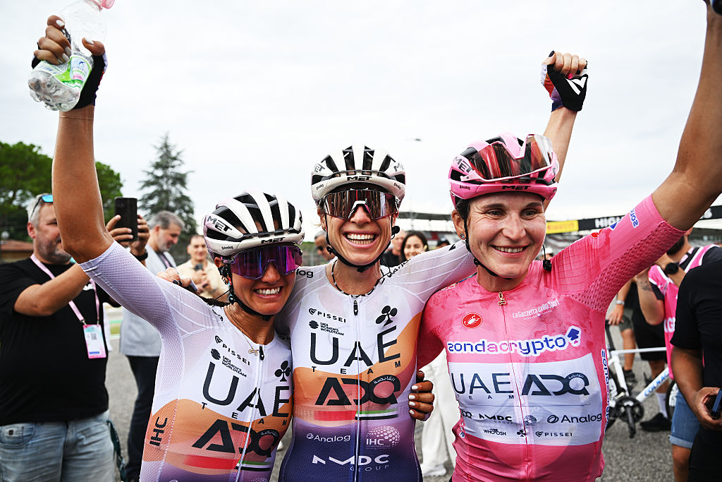 IMOLA, ITALIA - 13 DE JULIO: (LR) Erica Magnaldi de Italia, Brodie Chapman de Australia y la ganadora general de la carrera Elisa Longo Borghini de Italia y el equipo de los EAU ADQ - Pink Leader Jersey reaccionan después del 36º Giro d'Italia Femenino 2025, etapa 8, una etapa de 134 km de Forli a Imola / #UCIWWT / el 13 de julio de 2025 en Imola, Italia. (Foto de Luc Claessen/Getty Images)