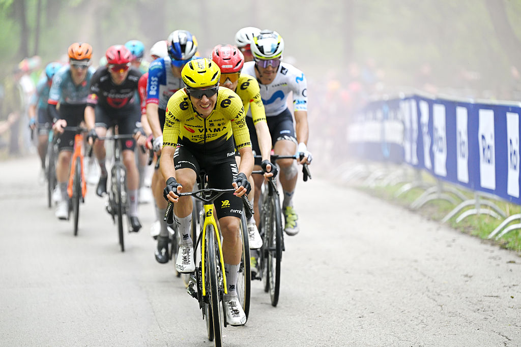VELIKO TARNOVO, BULGARIA - 9 DE MAYO: Davide Piganzoli de Italia y el equipo Visma | Lease a Bike compite durante el 109.º Giro d'Italia 2026, Etapa 2, una etapa de 221 km desde Burgas a Veliko Tarnovo / #UCIWT / el 9 de mayo de 2026 en Veliko Tarnovo, Bulgaria. (Foto de Tim de Waele/Getty Images)