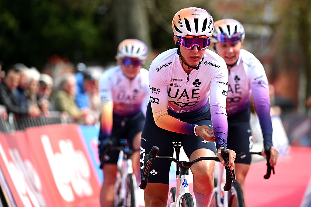 WEVELGEM, BÉLGICA - 29 DE MARZO: Eleonora Camilla Gasparrini de Italia y el equipo ADQ de los Emiratos Árabes Unidos antes del día 13 en Flanders Fields - De Middelkerke a Wevelgem 2026 - Elite femenina una carrera de un día de 135,2 km de Wevelgem a Wevelgem / #UCIWWT / el 29 de marzo de 2026 en Wevelgem, Bélgica. (Foto de Luc Claessen/Getty Images)