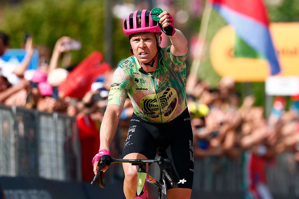 EF Education - El ciclista danés de EasyPost Michael Valgren celebra mientras cruza la línea de meta para ganar la 17ª etapa del Giro d'Italia 2026 - carrera ciclista Tour de Italia entre Cassano d'Adda y Andalo, Italia, el 27 de mayo de 2026. (Foto de Luca Bettini / AFP)