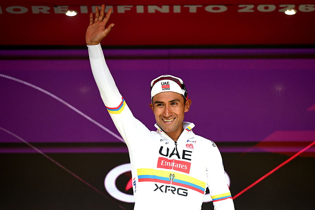 FERMO, ITALIA - 16 DE MAYO: Jhonatan Narvaez de Ecuador y UAE Team Emirates - XRG celebra en el podio como ganador de etapa durante el 109.° Giro d'Italia 2026, Etapa 8, una etapa de 156 km desde Chieti a Fermo 315 m / #UCIWT / el 16 de mayo de 2026 en Fermo, Italia. (Foto de Dario Belingheri/Getty Images)